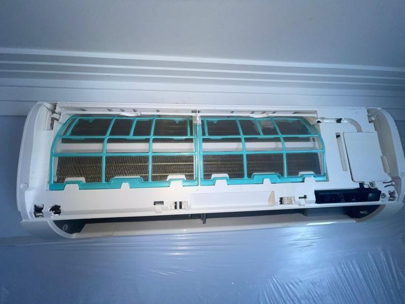 Técnico da Bahiatech realizando serviço de ar condicionado em Salvador